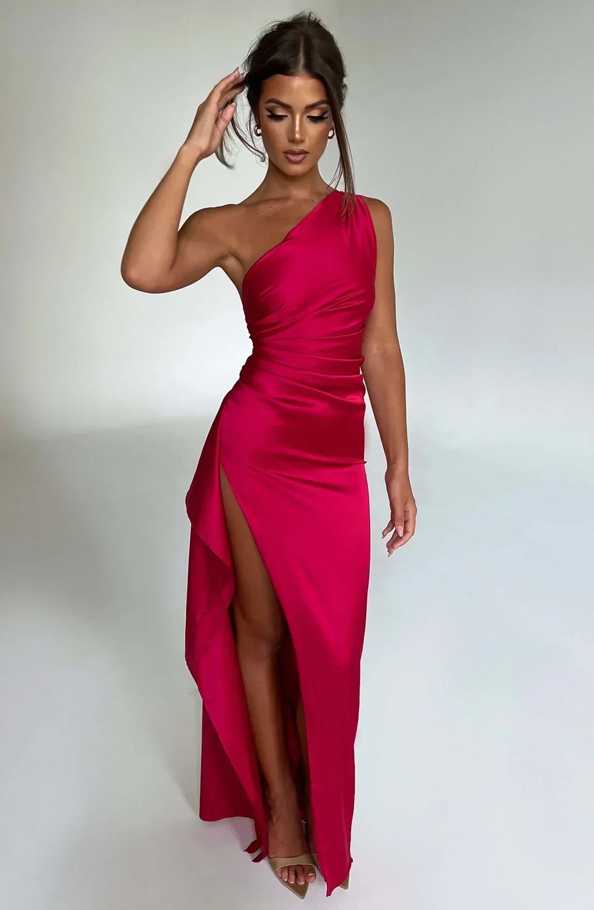 Elara - Luxe Satijnen One-Shoulder Splitjurk